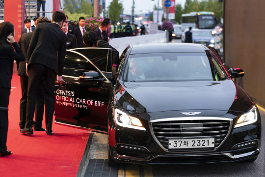 제네시스는 오는 12일까지 열리는 제24회 부산국제영화제에 의전 차량을 제공하는 등 공식 후원한다고 2일 밝혔다. 사진은 의전차로 제공된 제네시스 G80. <제네시스 제공>